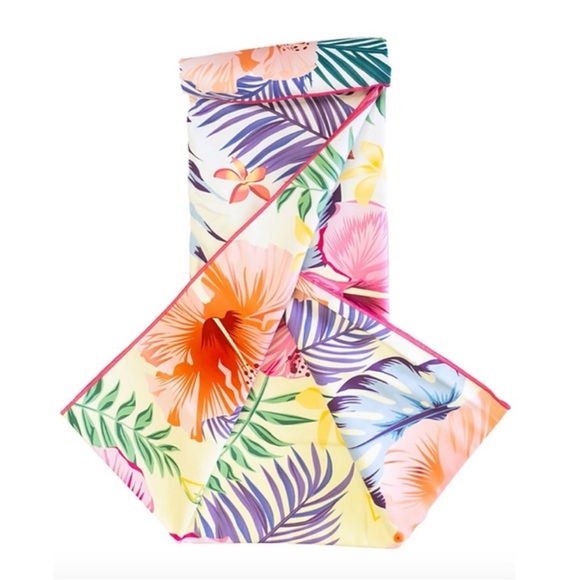 ⭐️HP 6/17⭐️NWT DAE Activewear Microfiber Beach Towel - Picture 1 of 4